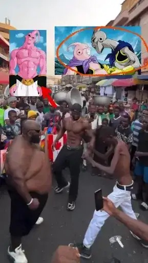 Una escena callejera con varios hombres sin camisa moviéndose al ritmo frente a una multitud; al fondo hay dos carteles grandes con personajes de dibujos animados.