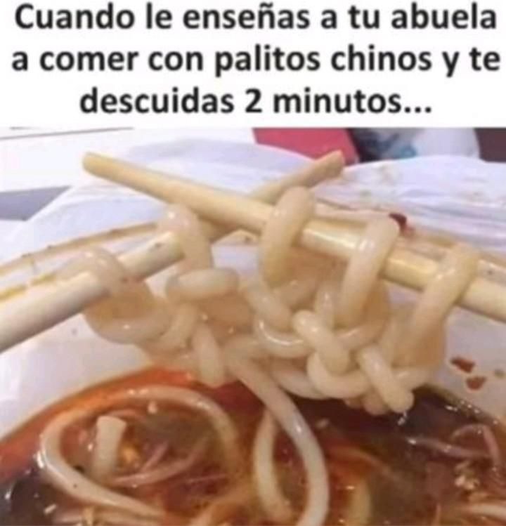 Cuando le enseñas a tu abuela a comer con palitos chinos y te descuidas 2 minutos...