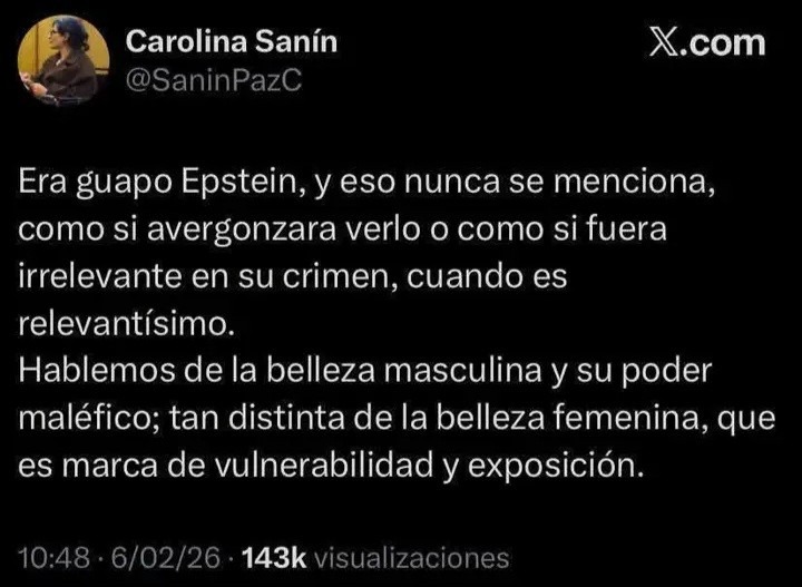 Era guapo Epstein, y eso nunca se menciona, como si avergonzara verlo o como si fuera irrelevante en su crimen, cuando es relevanteísimo. Hablemos de la belleza masculina y su poder maléfico; tan distinta de la belleza femenina, que es marca de vulnerabilidad y exposición.