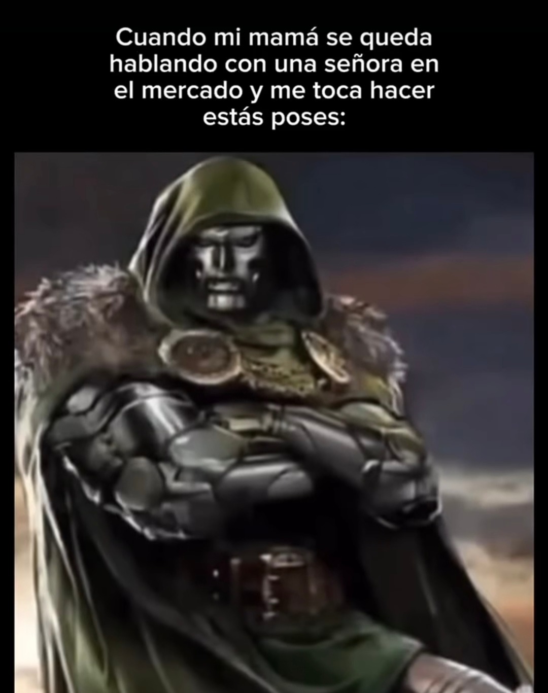 Cuando mi mamá se queda hablando con una señor en el mercado y me toca hacer estás poses: