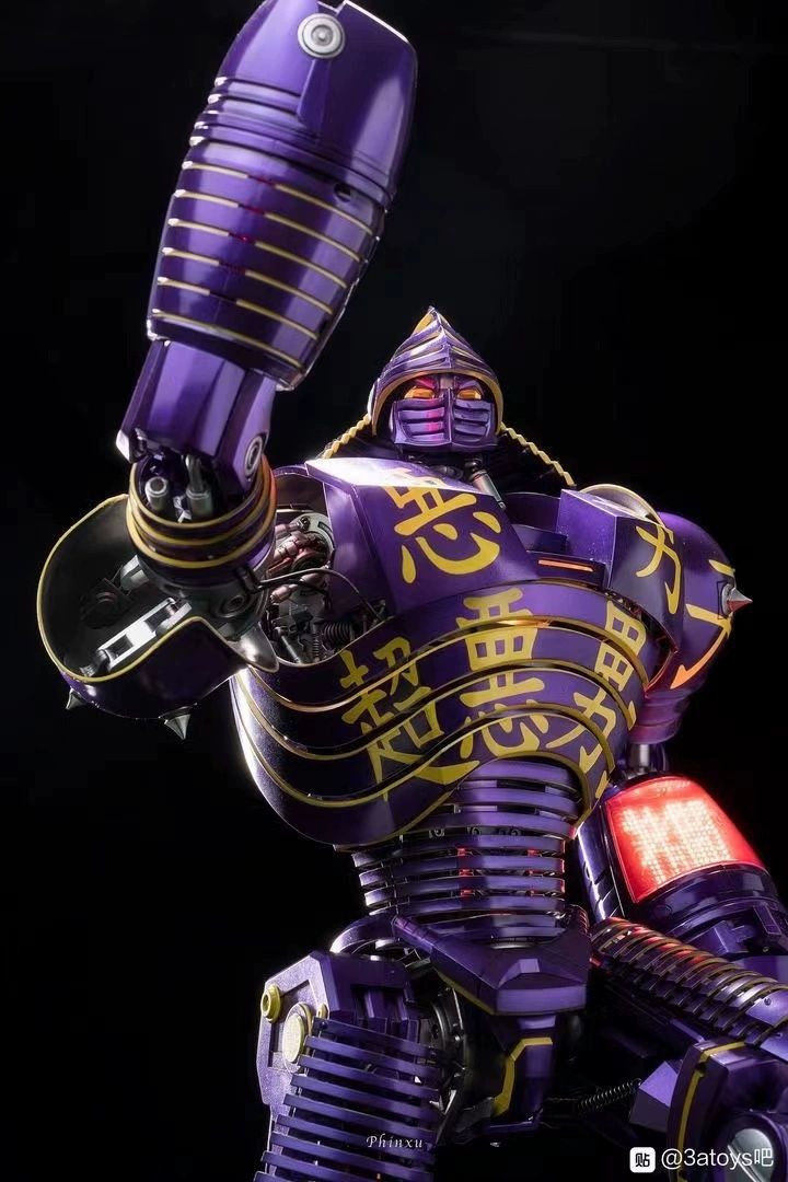 Robot morado de aspecto mecha con escritura en la armadura