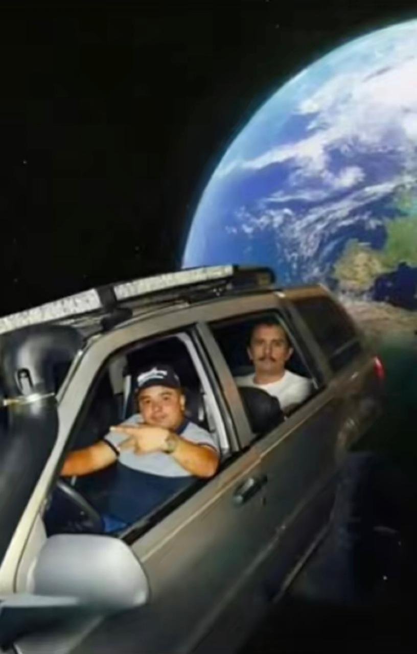 Dos hombres en un coche con un fondo de Tierra desde el espacio.