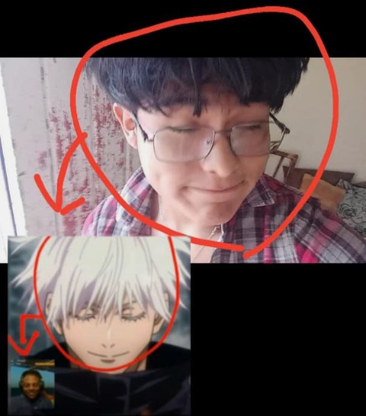 Persona real con gafas y camisa a cuadros, circundada en rojo, señalando su parecido con un personaje de anime de cabello blanco que aparece en la esquina inferior izquierda.