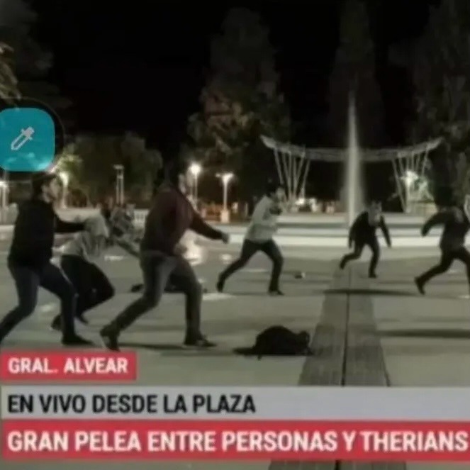 GRAL ALVEAR
EN VIVO DESDE LA PLAZA
GRAN PELEA ENTRE PERSONAS Y THERIANS