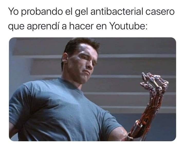 Yo probando el gel antibacterial casero que aprendí a hacer en Youtube: