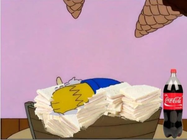 Homer Simpson dormido cubierto de pilas de papeles junto a una botella de Coca-Cola.