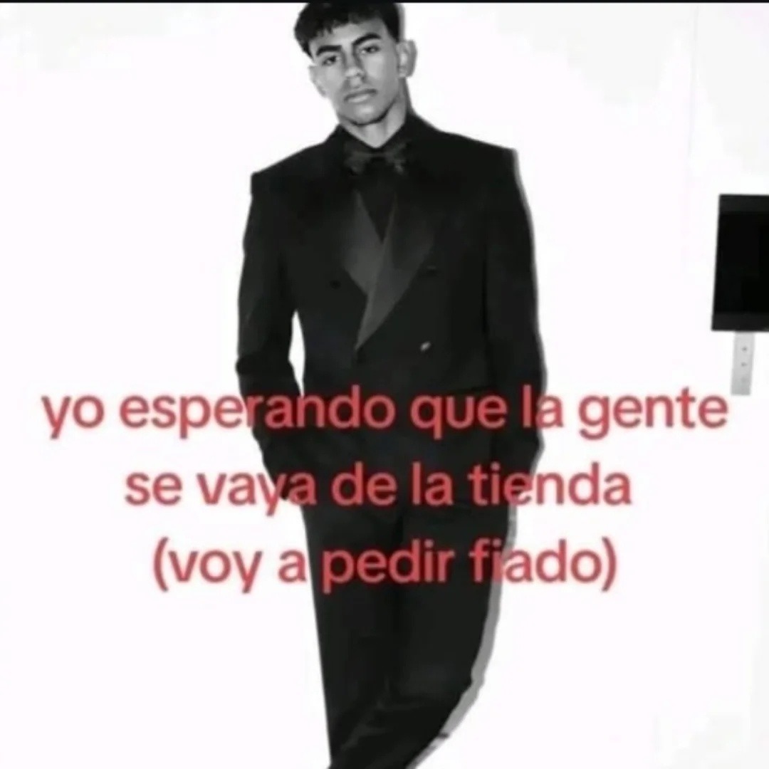 yo esperando que la gente se vaya de la tienda (voy a pedir fiado)