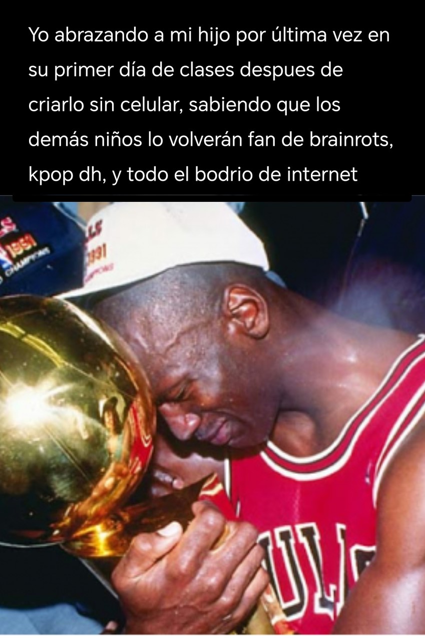 Yo abrazando a mi hijo por última vez en su primer día de clases despues de criarlo sin celular, sabiendo que los demás niños lo volverán fan de brainrots, kpop dh, y todo el bodrio de internet