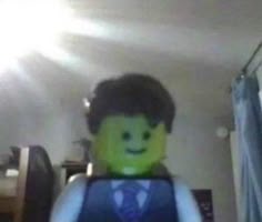 Un hombre con una máscara de Lego en la cara, con un traje y corbata.