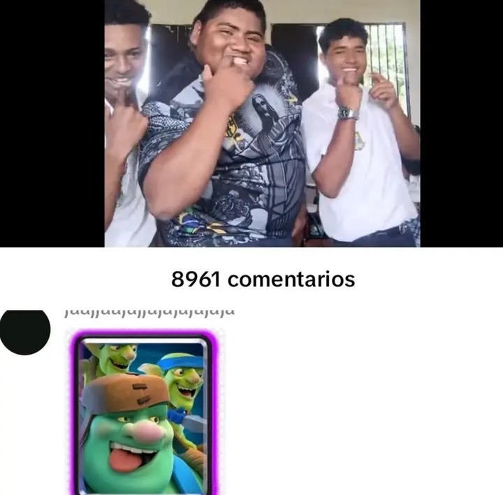 Los chicos se ríen y hacen gestos con los dedos, parece que están haciendo un baile o una broma.