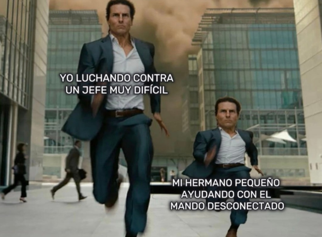YO LUCHANDO CONTRA UN JEFE MUY DIFÍCIL
MI HERMANO PEQUEÑO AYUDANDO CON EL MANDO DESCONECTADO