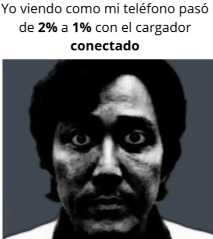 Yo viendo como mi teléfono pasó de 2% a 1% con el cargador conectado