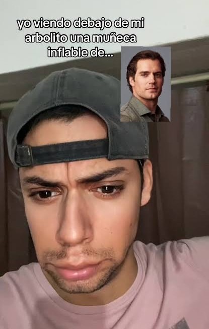 yo viendo debajo de mi arbolito una muñeca inflable de...