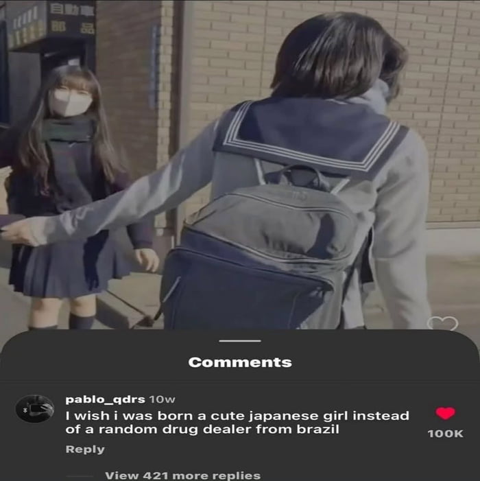 Duas estudantes japonesas em uniforme escolar. Uma está de frente para a câmera usando uma máscara, a outra está de costas com uma mochila. Há um comentário que diz: 'Eu gostaria de ter nascido uma garota japonesa fofa em vez de um traficante de drogas aleatório do Brasil'.