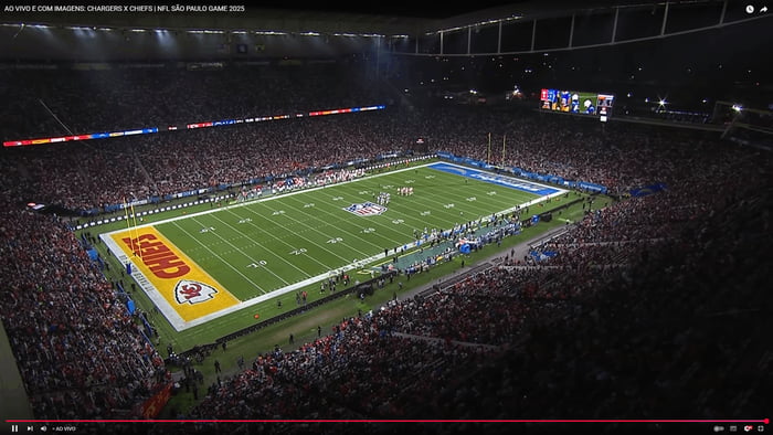 AO VIVO E COM IMAGENS: CHARGERS X CHIEFS | NFL SÃO PAULO GAME 2025. Um jogo de futebol americano da NFL entre os Chargers e os Chiefs, que acontecerá em São Paulo em 2025. O estádio está lotado de torcedores.