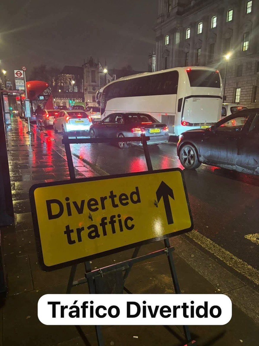 Se ve una señal de tráfico que dice 'Diverted traffic' (Tráfico desviado). Debajo de la imagen, hay un texto que dice 'Tráfico Divertido'.
