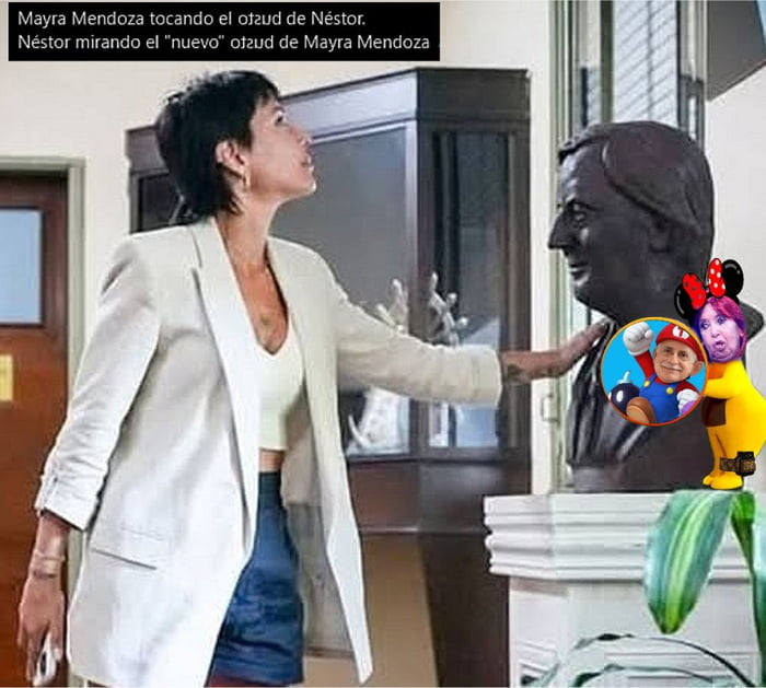 Mayra Mendoza tocando el otzud de Néstor. Néstor mirando el 