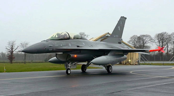 Avión de combate F-16 con los números '1008' y 'M-1008' en el fuselaje y la cola.