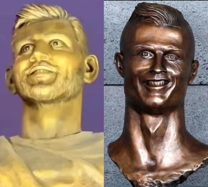 Dos bustos de celebridades mal hechos, uno dorado y otro de bronce, que se parecen poco a las personas que representan. El busto de la derecha es una representación humorística de Cristiano Ronaldo.