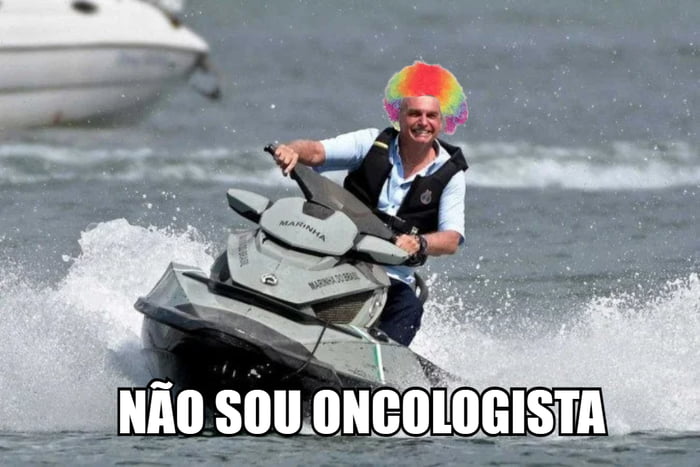Um homem, que se assemelha a Jair Bolsonaro, está em um jet ski no mar, usando um colete salva-vidas e uma peruca de palhaço colorida. A legenda na imagem diz: 