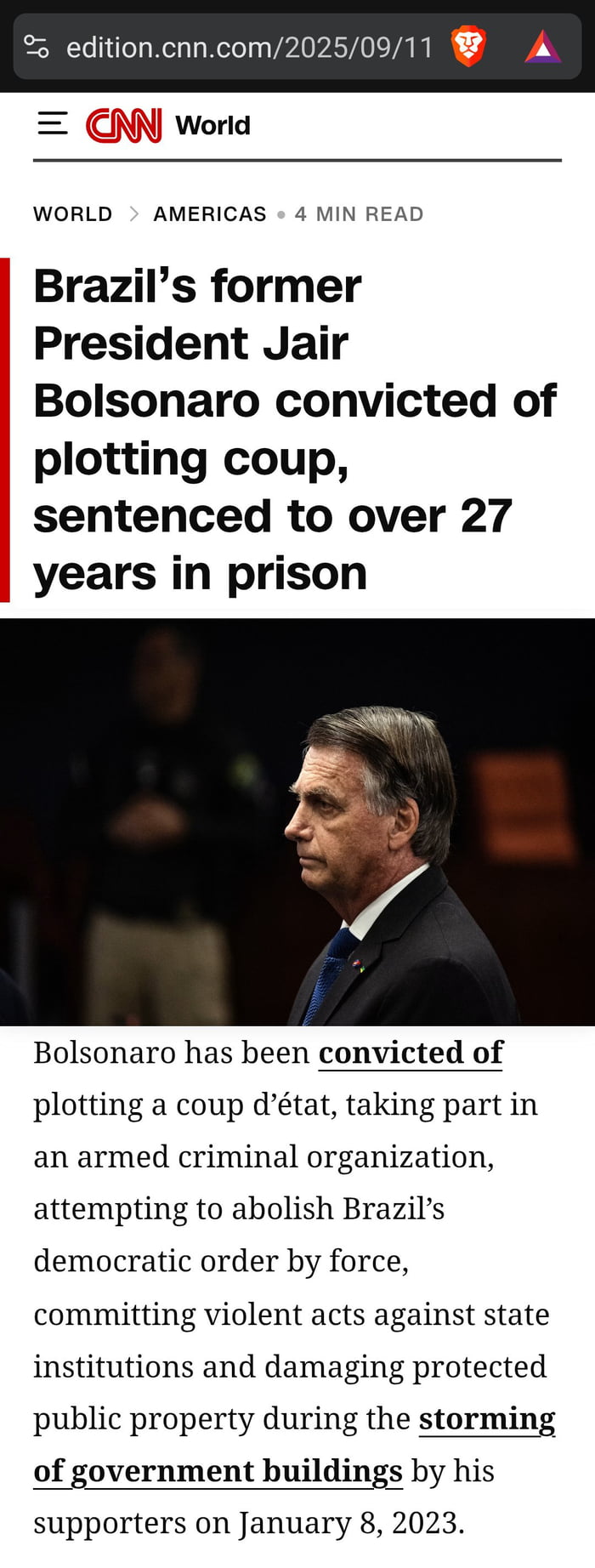 O ex-presidente do Brasil, Jair Bolsonaro, foi condenado por planejar um golpe, sentenciado a mais de 27 anos de prisão. Bolsonaro foi condenado por planejar um golpe de estado, participar de uma organização criminosa armada, tentar abolir a ordem democrática do Brasil pela força, cometer atos violentos contra instituições estatais e danificar prop