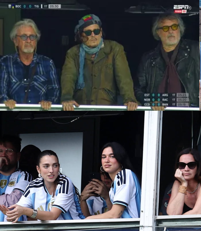 Johnny Depp y Dua Lipa en un partido de fútbol. En la parte superior, Johnny Depp con gafas de sol, un sombrero y una bufanda, junto a otros dos hombres. En la parte inferior, Dua Lipa con una camiseta de Argentina, junto a otras dos mujeres, también viendo el partido. Se pueden ver marcadores de partidos de fútbol en la pantalla.