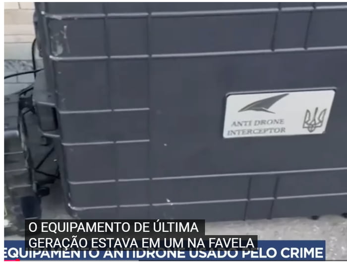 O equipamento de última geração estava em uma favela. Equipamento antidrone usado pelo crime. No dispositivo: ANTI DRONE INTERCEPTOR.