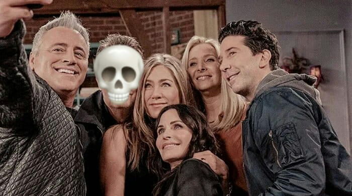 Selfie grupal del elenco de Friends, con una calavera emoji cubriendo el rostro de uno de los miembros.