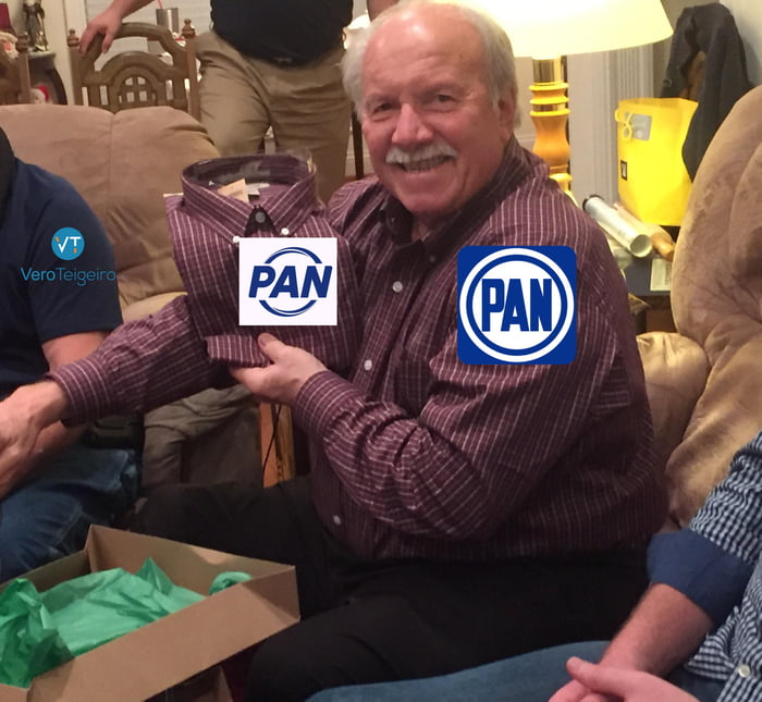 Un hombre mayor sonríe felizmente mientras sostiene una camisa. Hay logos de 'PAN' superpuestos en la camisa y en su pecho. También se ven las marcas de agua 'VT' y 'VeroTeigeiro'.