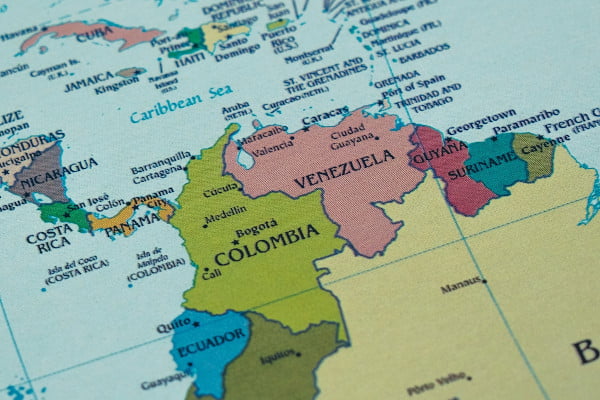 Mapa político de América Central y del Sur, mostrando países como Cuba, Jamaica, Haití, República Dominicana, Puerto Rico, Belice, Honduras, Nicaragua, Costa Rica, Panamá, Colombia, Venezuela, Guyana, Surinam, Guayana Francesa, Ecuador y Brasil. También se ven ciudades importantes como La Habana, Kingston, Santo Domingo, San Juan, Belmopán, Tegucig