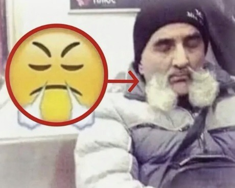 Un hombre con barba y gorro de invierno parece estar muy cansado o dormido. Un emoji de una cara con vapor saliendo de la nariz, que representa cansancio o frustración, se compara con la barba del hombre, que tiene material blanco y esponjoso, simulando el vapor.
