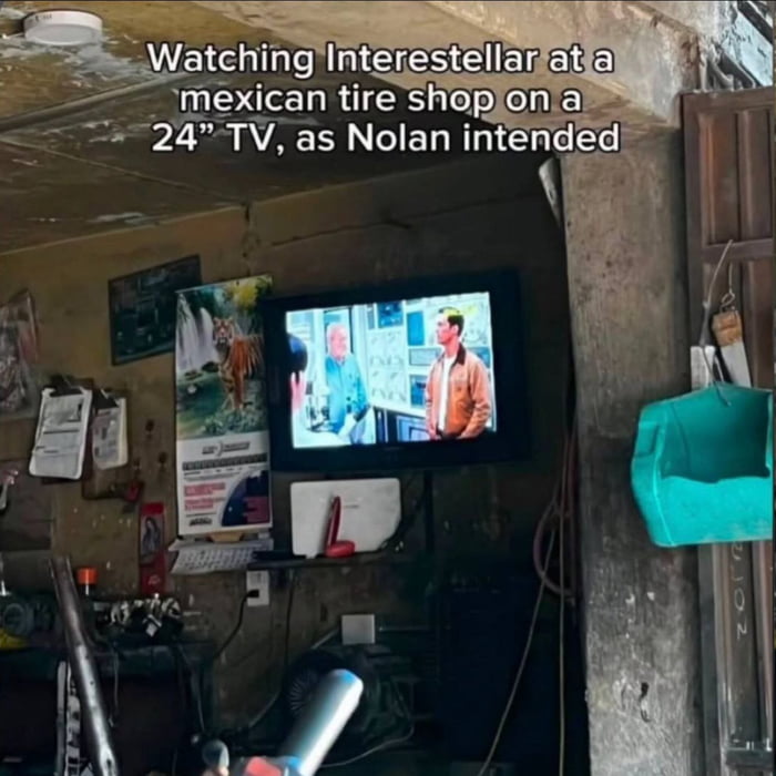 Viendo Interstellar en un taller de neumáticos mexicano en un televisor de 24 pulgadas, como Nolan pretendía.