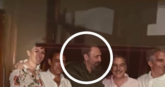 Una foto de grupo de varias personas sonriendo. Un hombre con barba está rodeado por un círculo blanco.