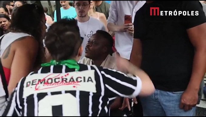 DEMOCRACIA METRÓPOLES