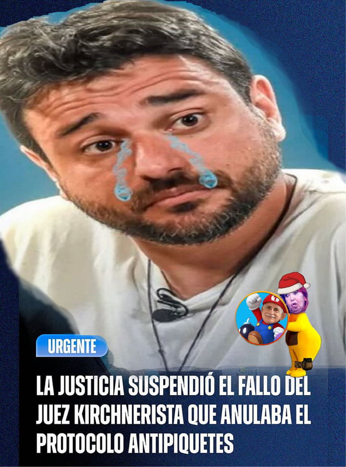 URGENTE LA JUSTICIA SUSPENDIÓ EL FALLO DEL JUEZ KIRCHNERISTA QUE ANULABA EL PROTOCOLO ANTIPIQUETES. Un hombre con barba y expresión triste, con lágrimas o mocos azules saliendo de su nariz. En la esquina inferior derecha, una caricatura de dos figuras políticas, una vestida de Mario con una bomba y otra con un gorro de Papá Noel.