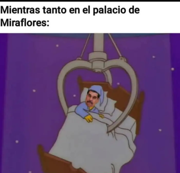Mientras tanto en el palacio de Miraflores: Un hombre con la cara de Nicolás Maduro está durmiendo en una cama que está siendo levantada por una garra de máquina de arcade, sobre un fondo morado con estrellas.