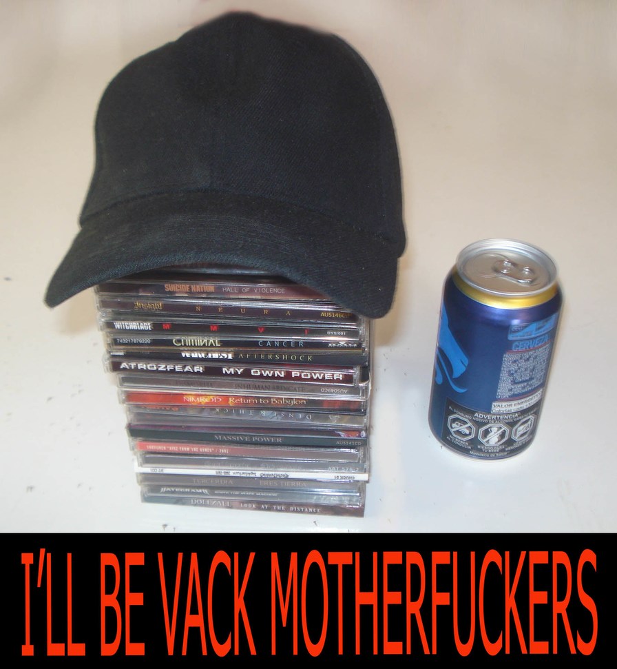 Una gorra negra sobre una pila de CDs. Una lata de cerveza azul al lado. Texto en pantalla: 'Volveré, hijos de puta'.