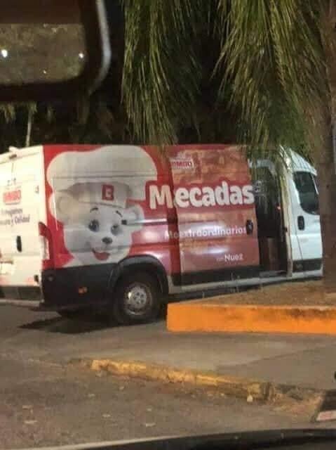 BIMBO Mecadas extraordinarios Nuez. Un camión de reparto de la marca Bimbo con su mascota, el osito Bimbo, y el texto 'Mecadas extraordinarios Nuez'.