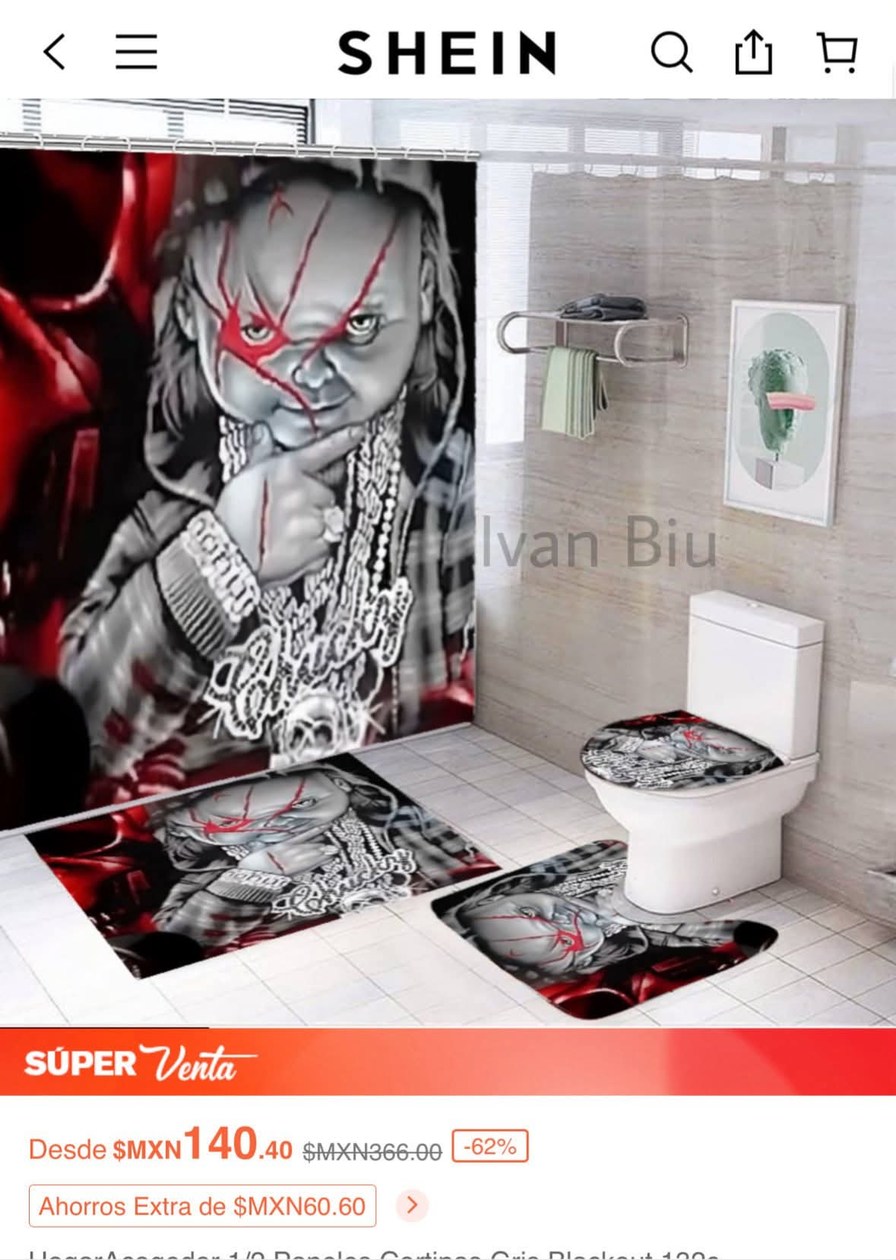 SHEIN SÚPER Venta Desde $MXN 140.40 $MXN366.00 -62% Ahorros Extra de $MXN60.60. La imagen muestra un juego de baño (cortina de ducha, tapa de inodoro y alfombras) con un diseño de una figura de muñeco espeluznante con cicatrices rojas en la cara, cadenas y una sudadera con capucha.