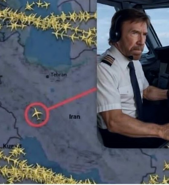 Mapa de tráfico aéreo con múltiples aviones. Un avión está circulado en rojo sobre Irán, cerca de Teherán y Kuwait. Chuck Norris, vestido de piloto, está en la cabina de un avión con una expresión seria.