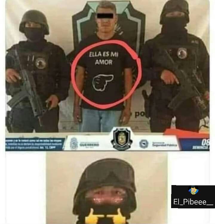 ELLA ES MI AMOR. Un hombre arrestado lleva una camiseta con esta frase y un gesto de la mano que apunta. La parte inferior de la imagen muestra a una persona con casco, mejillas sonrojadas y pulgares arriba.