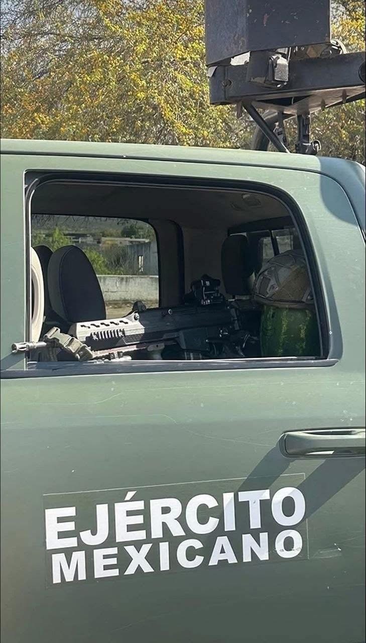 EJÉRCITO MEXICANO. Un rifle, un casco militar y una sandía dentro de un vehículo militar.