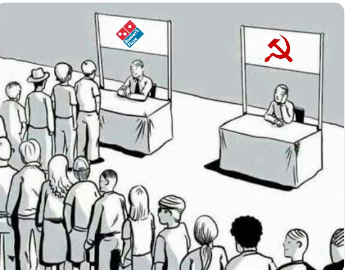 En la imagen, se ven dos puestos. El puesto de la izquierda tiene el logo de Domino's Pizza y una larga fila de personas esperando. El puesto de la derecha tiene el símbolo de la hoz y el martillo (comunismo) y está vacío, sin nadie en la fila.