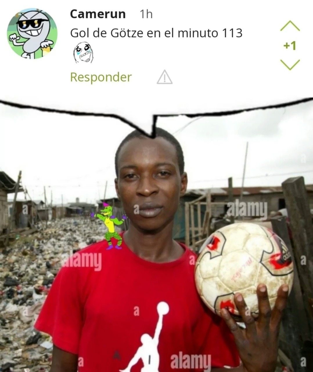 Gol de Götze en el minuto 113. Un hombre sostiene un balón de fútbol en un entorno de pobreza y basura.