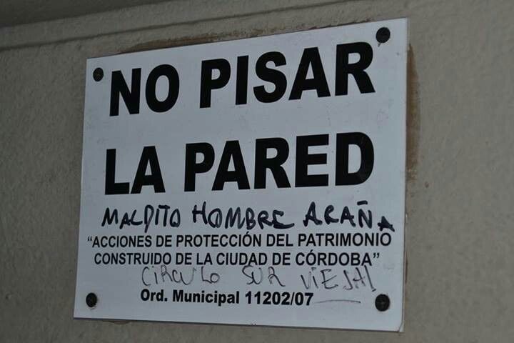 NO PISAR LA PARED MALDITO HOMBRE ARAÑA 