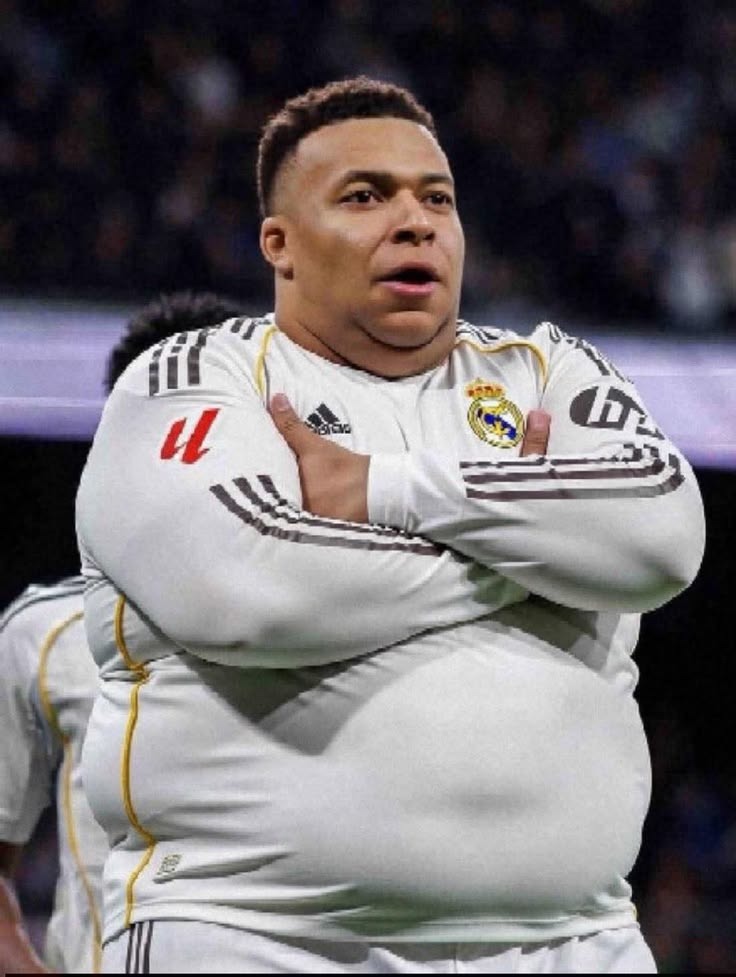 Imagen de Kylian Mbappé con sobrepeso, vistiendo una camiseta del Real Madrid. Es un meme que juega con la idea de su posible fichaje y su físico.