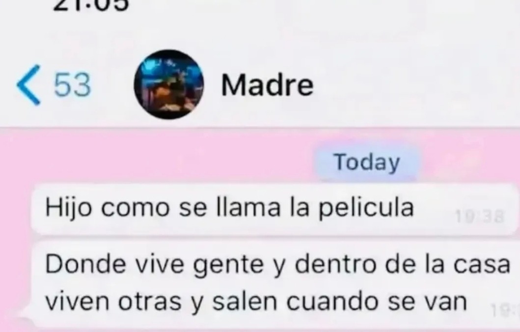 Hijo como se llama la pelicula Donde vive gente y dentro de la casa viven otras y salen cuando se van