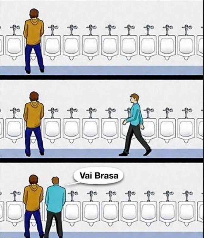 Um homem está usando um mictório. Outro homem entra no banheiro e, apesar de haver muitos mictórios vazios, escolhe usar o mictório imediatamente ao lado do primeiro homem, dizendo 'Vai Brasa'.
