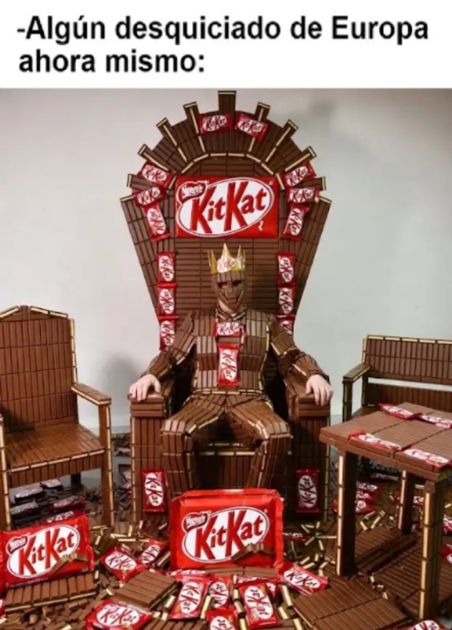 Algún desquiciado de Europa ahora mismo: Un hombre vestido con una armadura hecha de barras Kit Kat, sentado en un trono de Kit Kat, rodeado de más barras Kit Kat y muebles hechos de ellas.
