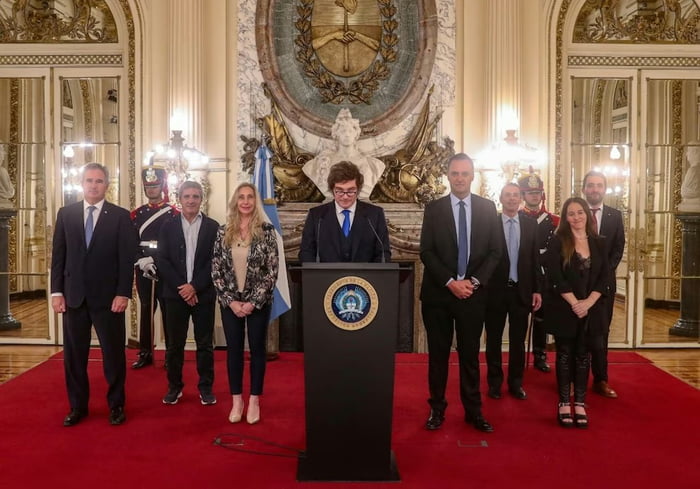 No se detecta texto en pantalla ni discurso audible.